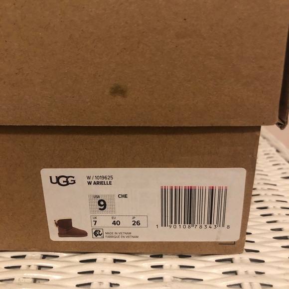 SOLD Arielle Uggs 9 - Picture 6 of 6